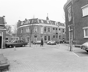 858890 Gezicht op de huizen Sweelinckstraat 2 (links) -6 te Utrecht, vanaf de Hovenstraat.